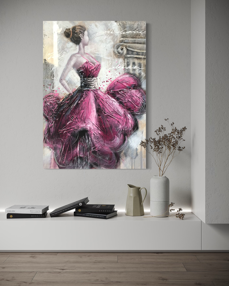 Ein Bild mit einer Frau im Kleid