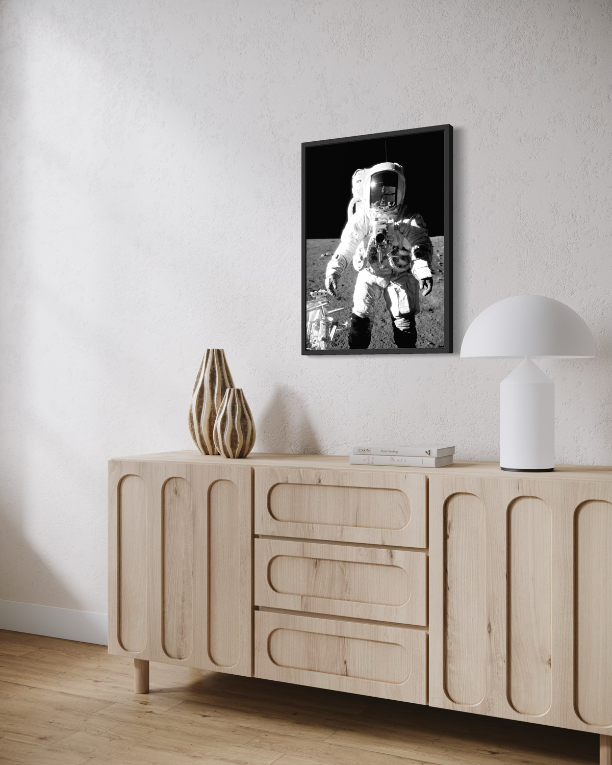 Fotografie des Astronauten Alan Bean auf der Mondoberfläche während Apollo 12, im Raumanzug und umgeben von Mondlandschaft und Ausrüstung vor tiefschwarzem Weltraum.