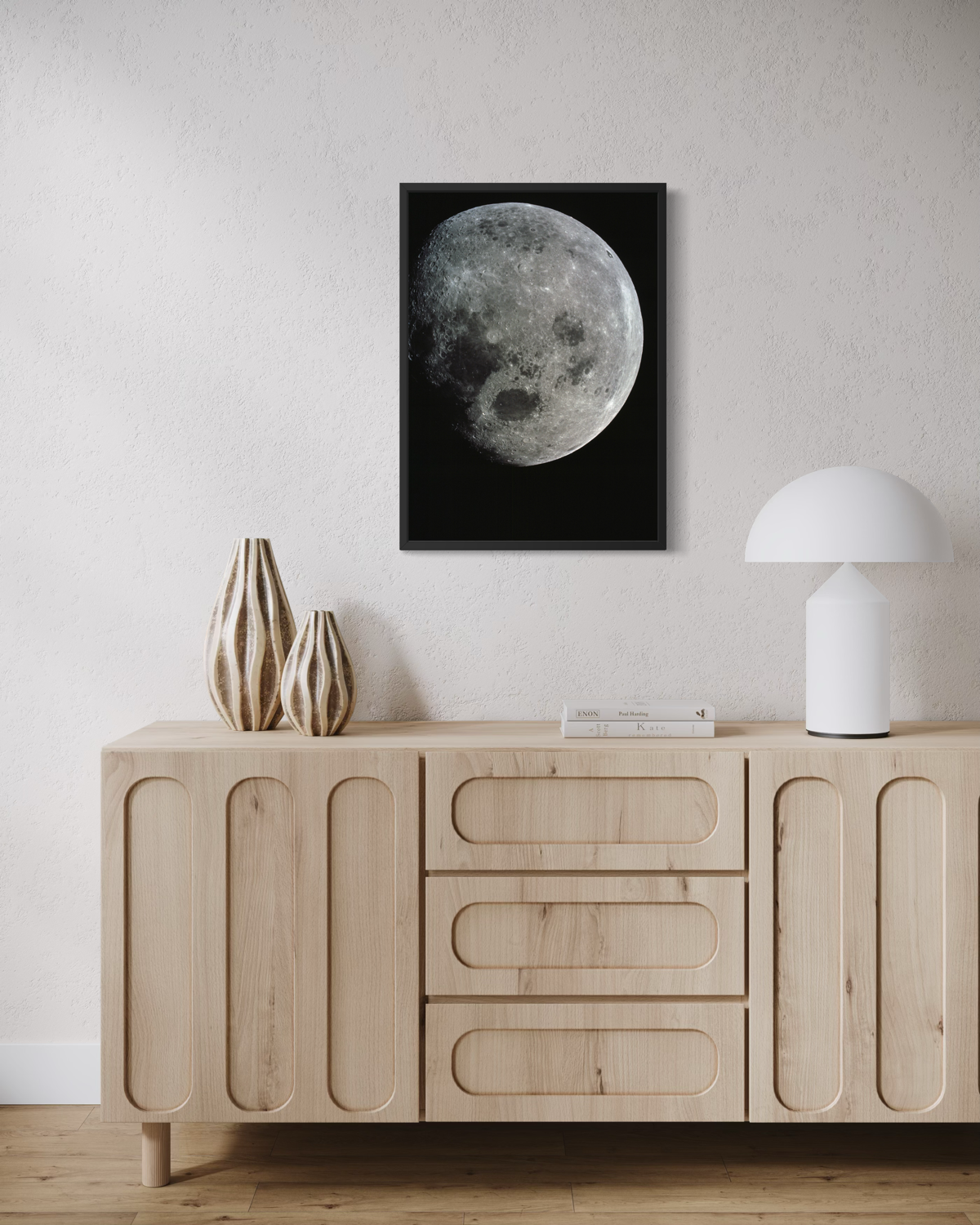 Detailreiche Fotografie des Mondes vor tiefschwarzem Weltraum, mit klar erkennbaren Kratern und Oberflächenstrukturen.