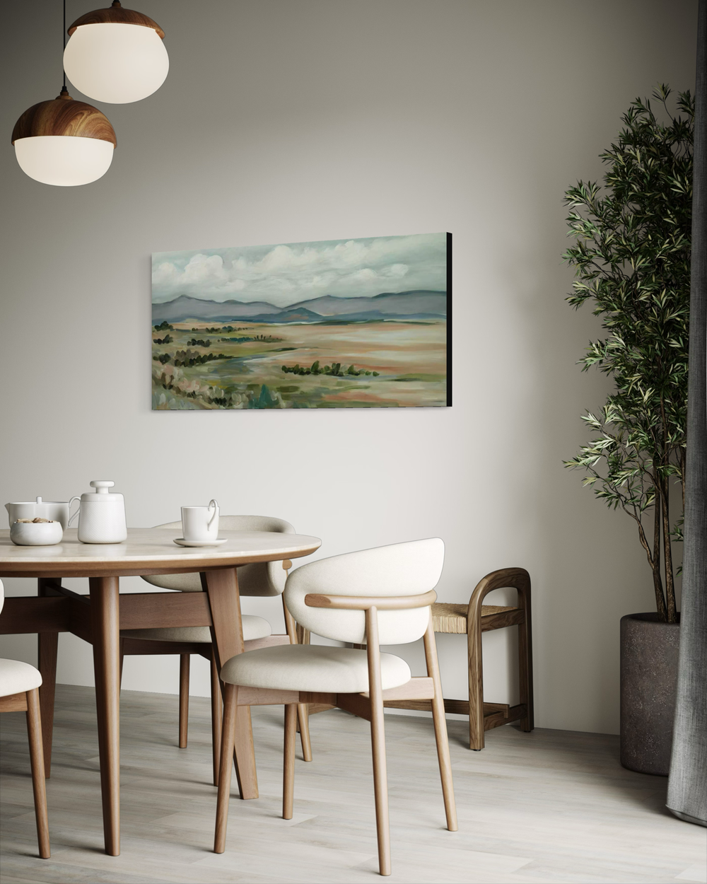 Handgemaltes Panorama-Gemälde einer offenen Landschaft mit Feldern, Wasserläufen und sanften Bergen in gedämpften Erd- und Blautönen.