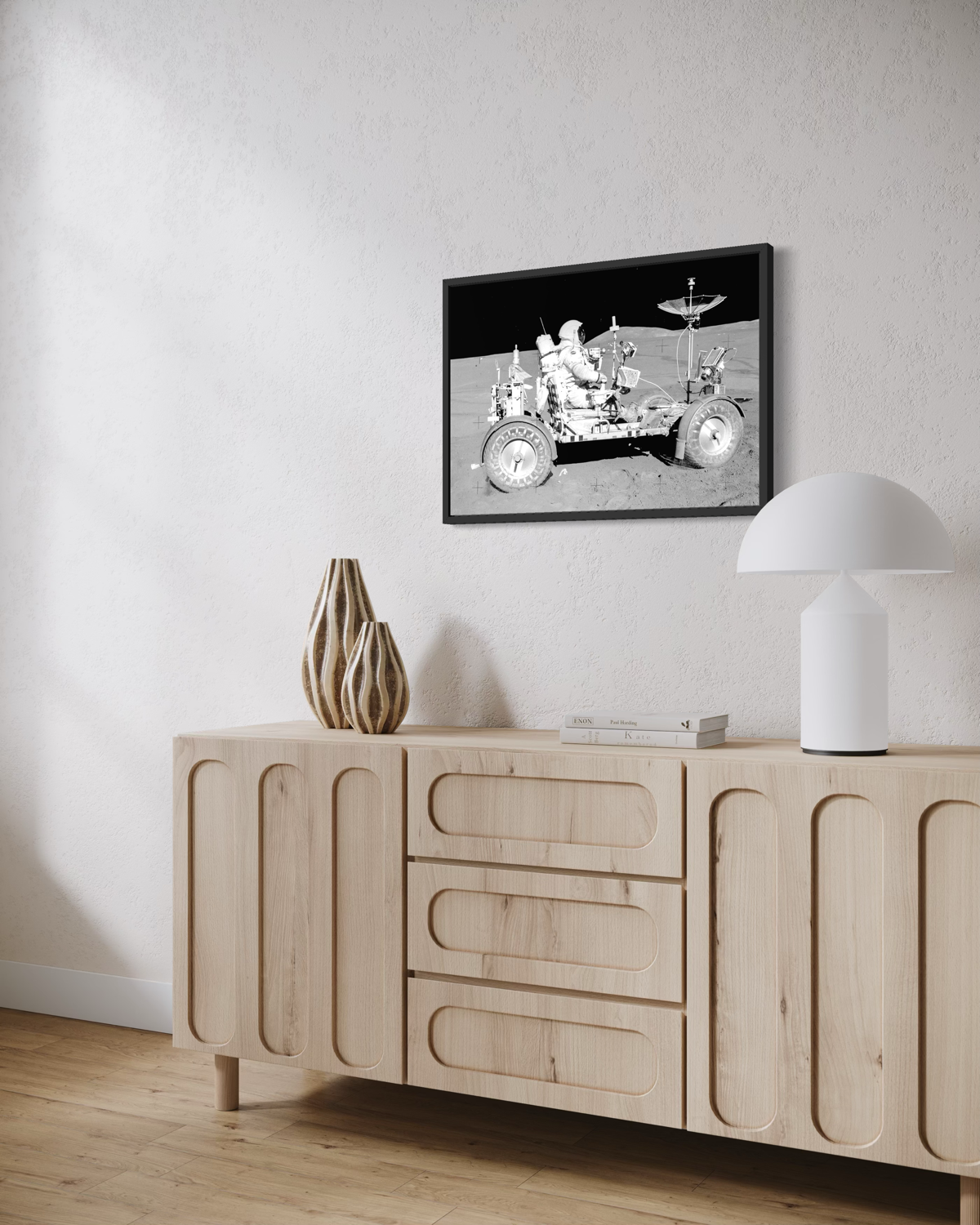 Astronaut David Randolph Scott fährt das Lunar Roving Vehicle auf der Mondoberfläche während Apollo 15, umgeben von Mondlandschaft und Ausrüstung.