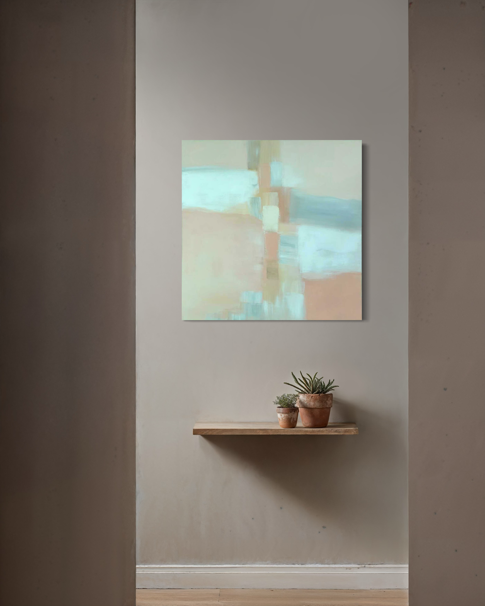 Ein handgemaltes abstraktes Bild in Beige, Hellblau und warmen Erdtönen mit weichen Übergängen